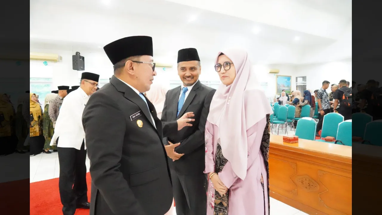 Bupati Eka Putra memberi ucapan selamat kepada pejabat yang dilantik